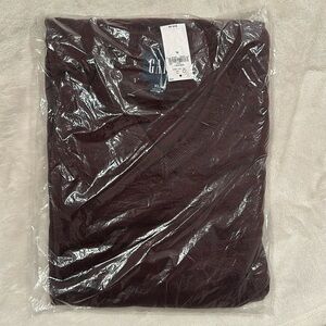 Men's NWT GAP XL maroon v-neck sweater.